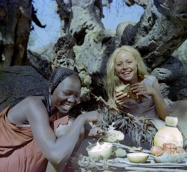 Obok nich w obsadzie produkcji znaleźli się m.in. Stanisław Jasiukiewicz, Edmund Fetting, Zygmunt Maciejewski, Zygmunt Hobot oraz wielu aktorów afrykańskich.