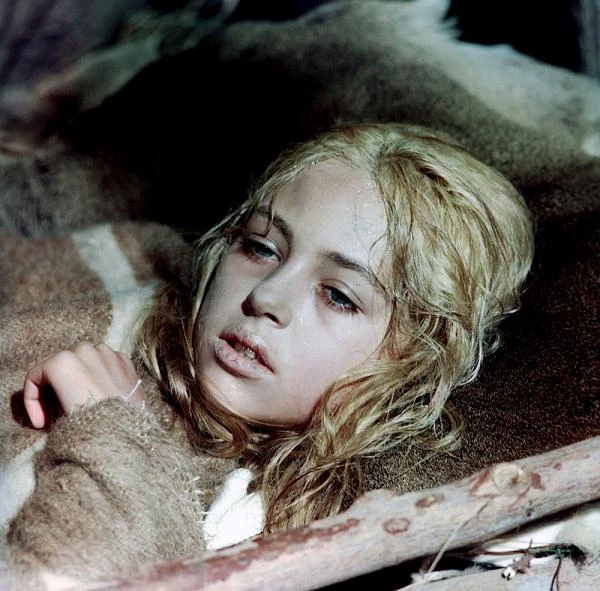 Rok później, w grudniu 1974 roku telewizja pokazała czteroodcinkowy miniserial "W pustyni i w puszczy", do którego zdjęcia były realizowane równolegle z filmem kinowym. Nie jest on jednak identyczny z produkcją pełnometrażową. W serialu wykorzystano inne ujęcia, zmodyfikowano dialogi oraz dodano kilka scen, a kilka usunięto.