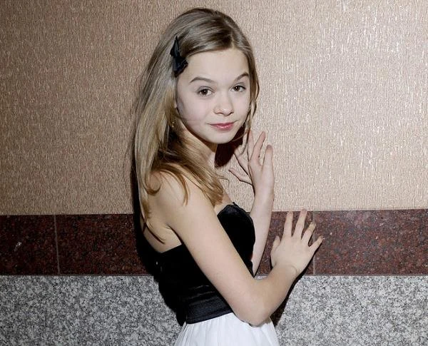 Kiedy zadebiutowała na ekranie, była 7-letnią dziewczynką. Jej występ w romantycznej komedii Ryszarda Zatorskiego "Tylko mnie kochaj" przyćmił dokonania dorosłej obsady filmu, Julia Wróblewska z miejsca została zaś ochrzczona "polską Tatum O'Neal". Od tego czasu regularnie występuje w zarówno telewizyjnych serialach ("M jak miłość",  "Determinator", "Naznaczony"), jak i kolejnych produkcjach kinowych (""Och, Karol 2", "Listy do M"). Z okazji 15. urodzin aktorki przypominamy najważniejsze momenty jej zawodowej kariery.