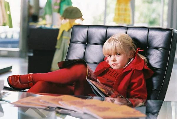 "Ma siedem lat. Nie ma przednich zębów. Nie lubi spodni i rosołu. Jest ruchliwa, inteligentna, kontaktowa. Na planie 'Tylko mnie kochaj' spędziła dwa i pół miesiąca. Producent twierdzi, że z takim talentem może grać tylko główne role. Oto nowa gwiazda" - tymi słowami zaczynał się  portret Julii Wróblewskiej w magazynie "VIVA" z 2006 roku. Dziewczynka zadebiutowała właśnie na ekranie w komedii Ryszarda Zatorskiego, gdzie wcieliła się w Michalinę, córkę bohatera granego przez Macieja Zakościelnego. Po premierze mówiło się, że dziewczynka ukradła film dorosłym aktorom - fot. MTL Maxfilm