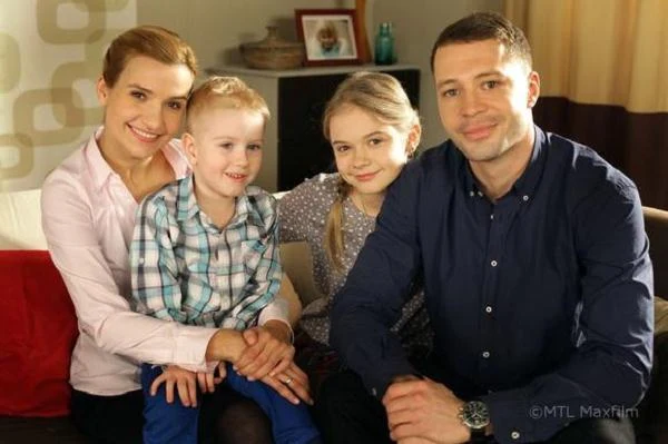 W serialu "M jak miłość" Julia Wróblewska występuje od 2007 roku, wcielając się w postać Zosi Warakomskiej - córki Haliny i nieżyjącego przyjaciela Tomka, również policjanta. Gdy matka Zosi ciężko zachorowała, Tomek (Andrzej Mularczyk) i Małgosia (Joanna Koroniewska) postanowili się nią zaopiekować. Fakt, że wspólnie wychowywali Zosię, jeszcze bardziej ich ze sobą złączył. Gosia zatęskniła za własną rodziną. W końcu w budowaniu trwałych związków rodzinnych i łączeniu zakochanych Julka jest najlepsza!