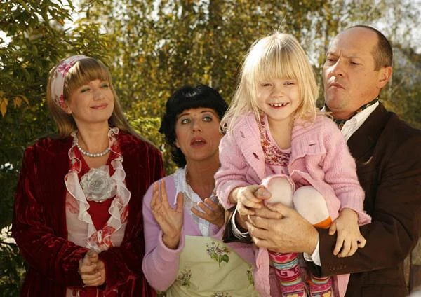 Julię Wróblewską mogliśmy oglądać również w trzech odcinkach serialu "Rodzinka zastępcza plus", gdzie pojawiła się w roli  Alinki, córki kuzynki Alutki (Joanna Trzepiecińska). Dziewczynka sprawia początkowo wrażenie skromnej i zagubionej. Niebawem jednak odkrywa swoja prawdziwą naturę... Jej ulubionymi dobranockami są horrory a ... Alinka od razu rozkochała w sobie Jędrulę (Tomasz Dedek).