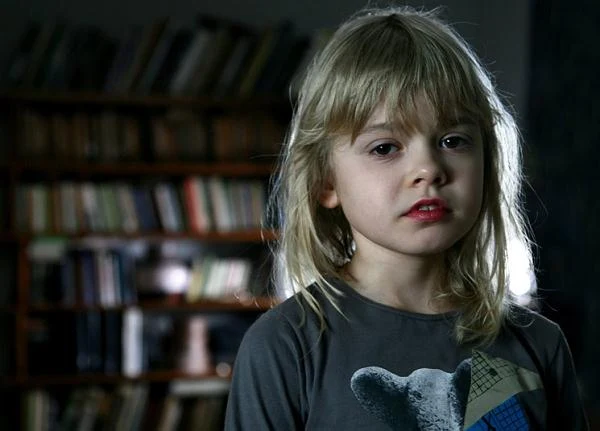 W 2009 roku aktorka została gwiazdą kryminalno-sensacyjnego serialu TVN-u "Naznaczony", którego głównym bohaterem był skromny nauczyciel matematyki - Tadeusz Kral (Piotr Adamczyk). "To typowy facet, bardzo zakochany w swojej żonie Milenie (Anna Dereszowska) oraz przykładny ojciec Natki (Julia Wróblewska), która jest jego oczkiem w głowie" - brzmiał opis bohaterów serialu.