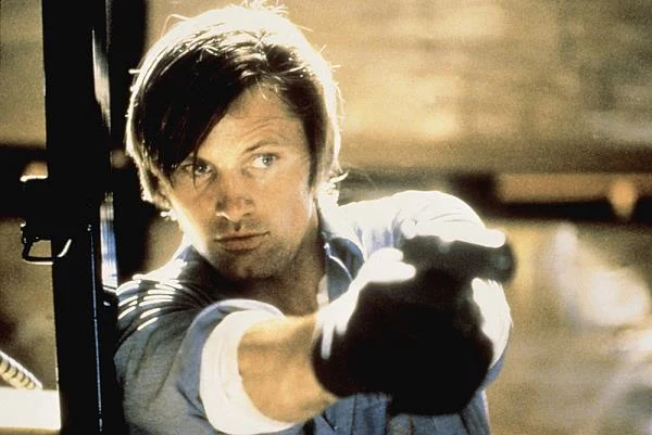 Pierwsze kroki na planach filmowych Mortensen stawiał pod okiem tak uznanych twórców, jak Woody Allen - "Purpurowa róża z Kairu" (ostatecznie sceny z nim usunięto) i Peter Weir - "Świadek". Jego dorobek z prób zaistnienia na ekranie w latach 80. i na początku 90. zdecydowanie lepiej charakteryzują jednak tytuły filmów klasy B - m.in. "Amerykański Yakuza" - w jakich przeważnie wówczas występował.
