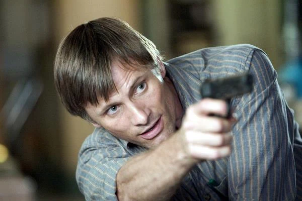 Jedną z najlepszych kreacji w karierze aktor stworzył w thrillerze Davida Cronenberga "Historia przemocy". Wcielił się w nim w przykładnego ojca rodziny, mieszkańca małego miasteczka, który zostaje bohaterem, gdy udaremnia napad rabunkowy i zabija dwójkę napastników. Wówczas daje jednak o sobie znać jego mroczna przeszłość.