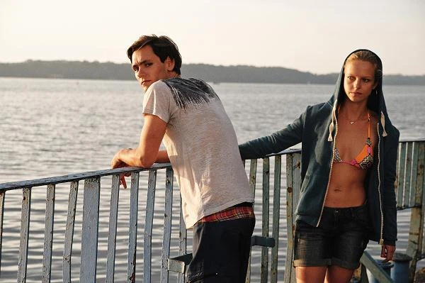 Bartosz Gelner i Marta Nieradkiewicz w filmie "Płynące wieżowce".