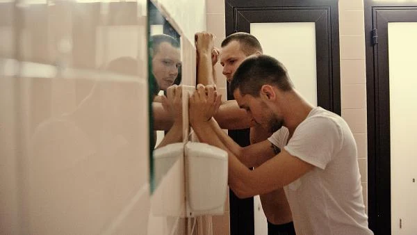 Mateusz Banasiuk (L) w filmie "Płynące wieżowce".