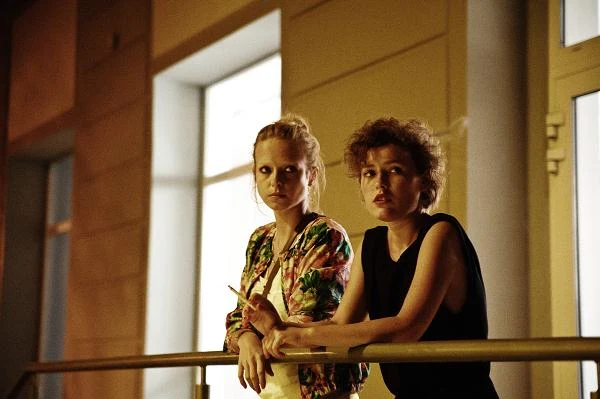 Marta Nieradkiewicz i Olga Frycz w filmie "Płynące wieżowce".