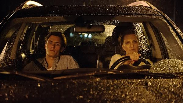 Bartosz Gelner i Izabela Kuna w filmie "Płynące wieżowce".