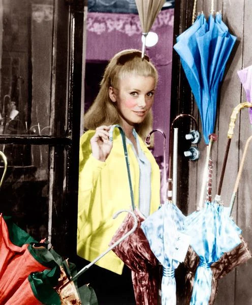 Pierwszą ważną rolą francuskiej aktorki był występ w "Parasolkach z Cherbourga" (1964). W klasycznym już musicalu Jacquesa Demy'ego z pamiętną muzyką Michela Legranda Deneuve wcieliła się w 17-letnią Genevieve, któej matka prowadzi sklep z parasolami. Dziewczyna zakochuje się w młodym mechaniku samochodowym i zachodzi z nim w ciążę. Matka nie zgadza się na ich związek, chłopak zaciąga się do armii, a Genevieve wychodzi za innego, by dać dziecku ojca...