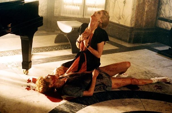 Rola Catherine Deneuve w filmie "Zagadka nieśmiertelności" (1983) w reżyserii Tony'ego Scotta zyskała nieśmiertelność w annałach kina ze względu na erotyczną scenę z Susan Sarandon. W dokumentalnym filmie "W filmowej szafie" Susan Sarandon ujawniła, że oryginalny scenariusz "Zagadki nieśmiertelności" zakładał, że jej bohaterka pójdzie do łóżka z postacią graną przez Deneuve w stanie upojenia alkoholowego. Aktorka wyjaśniła, że na jej prośbę przepisano tę scenę tak, by jej bohaterka wypiła tylko łyk wina, resztę kieliszka rozlała zaś na podłogę. Sarandon wyjaśniła, że chciała, aby było jasne, że jej postać udaje się do łóżka z Catherine Deneuve nie dlatego, że jest pijana, tylko że ma na to ochotę. "Nie trzeba się upić, by zaliczyć Catherine Deneuve" - spuentowała całe zamieszanie Sarandon.
