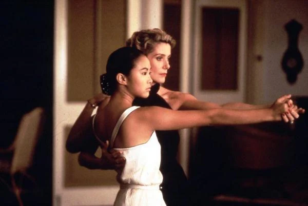 Rola w melodramacie "Indochiny" (1992) przyniosła Deneuve jedyną w karierze nominację do Oscara. Film w reżyserii Régisa Wargniera to francuska wersja "Madame Buterfly" przenosząca akcję w lata 30. ubiegłego wieku, do Wietnamu. Aktorka wcieliła się w postać zamożnej plantatorki, która mieszka w Azji wraz z ojcem i adoptowaną córką Camille (Linh Dan Pham).