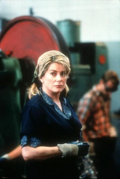 Jedną z najważniejszych kinowych kreacji Catherine Deneuve pozostaje występ w musicalu "Tańcząc w ciemnościach" (1999) Larsa von Triera. Mimo iż pierwsze skrzypce w obrazie kontrowersyjnego duńskiego reżysera grała piosenkarka Bjork, udział francuskiej diwy w niewielkiej roli robotnicy był sporym zaskoczeniem biorąc pod uwagę emploi Deneuve. Jak jednak przyznała aktorka, będąc wielką fanką Duńczyka sama napisała do von Triera z prośbą o choćby epizod w jego filmie.