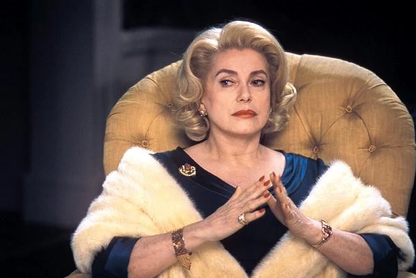 Występ w musicalu "8 kobiet" (2002) był dla Catherine Deneuve triumfalnym powrotem na ekrany francuskich kin: obraz Francoisa Ozona obejrzało bowiem nad Sekwaną więcej widzów niż kultową "Amelię". W wysmakowanej stylistycznie i wizualnie komedii o kobietach z intrygą kryminalną w tle, obok Deneuve wystąpiło siedem najwybitniejszych aktorek francuskiego kina - Isabelle Huppert, Emmanuelle Béart, Fanny Ardant, Virginie Ledoyen Danielle Darrieux, Firmine Richard, i Ludivine Sagnier - których zbiorowa kreacja została doceniona Srebrnym Niedźwiedziem na festiwalu w Berlinie.