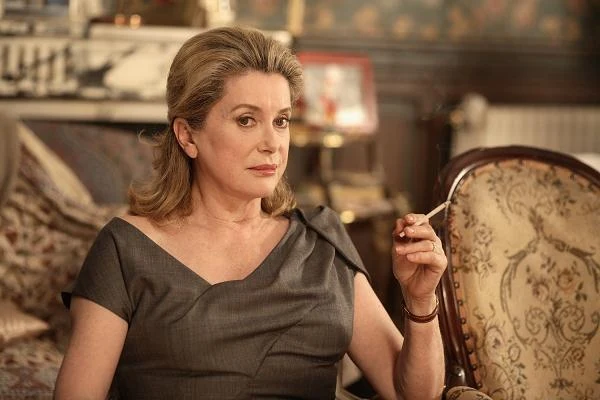 "Świąteczne opowieści" (2008) w reżyserii Arnauda Desplechina są w filmografii Catherine Deneuve pozycją wyjątkową, to bowiem oficjalnie 100. kinowa rola francuskiej gwiazdy.