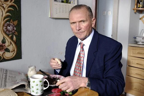 Największą popularność zyskał jednak dzięki roli w "Złotopolskich", gdzie wciela się w postać porywczego posła Biernackiego. "Jego postępowanie, sposób myślenia nie są wynikiem kołtuństwa, dyktuje je zwykła, chłopska ostrożność i bezkompromisowość. I to mi się w nim podoba. Scenarzysta Jan Purzycki idealnie trafił w mój koloryt, dlatego ta postać jest mi bliska" - wyjaśnia Siudym.