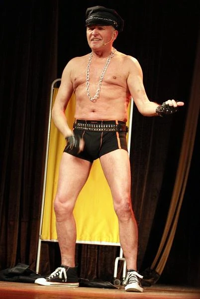 "Utarło się, że jestem aktorem komediowym, bo gram śmieszne role. Dlaczego je gram? Bo dostaję takie zamówienia. Większość reżyserów lubi obsadzać aktorów, którzy sprawdzili się w jakiejś roli, nie chce eksperymentować, ryzykować" - mówi Siudym "Przekrojowi". Na zdjęciu - w spektaklu "Andropauza, czyli męska rzecz..."  - fot. Artur Barbarowski