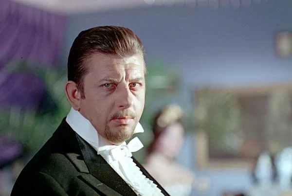 Akcja filmowej "Lalki" rozgrywa się w Warszawie w 1878 roku . Do miasta wraca Stanisław Wokulski (Mariusz Dmochowski), dawniej subiekt w sklepie Minzla, a obecnie bogaty kupiec, właściciel odziedziczonego po zmarłej żonie magazynu galanteryjnego, którym pod jego nieobecność zajmował się wieloletni i oddany przyjaciel Ignacy Rzecki (Tadeusz Fijewski).