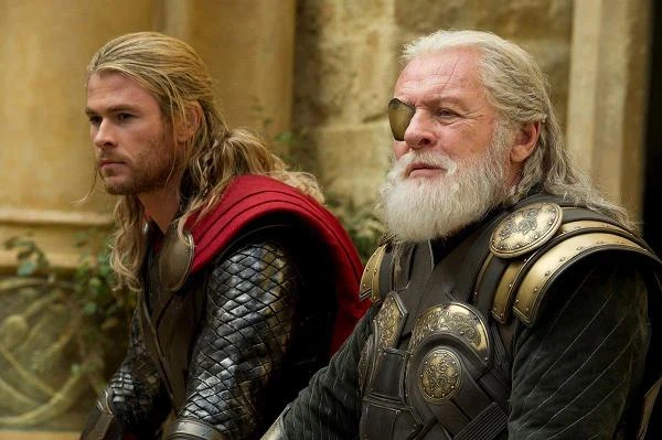 Chris Hemsworth i Anthony Hopkins w scenie z filmu "Thor: Mroczny świat"