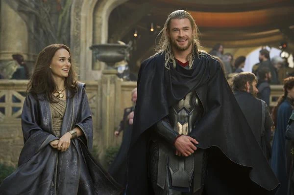 Natalie Portman i Chris Hemsworth w scenie z filmu "Thor: Mroczny świat"