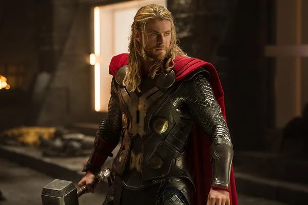 Chris Hemsworth w scenie z filmu "Thor: Mroczny świat"