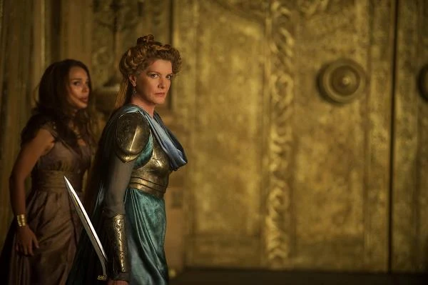 Natalie Portman i Rene Russo w scenie z filmu "Thor: Mroczny świat"