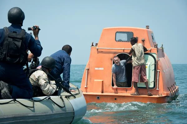 Tom Hanks i Barkhad Abdi w scenie z filmu "Kapitan Phillips"