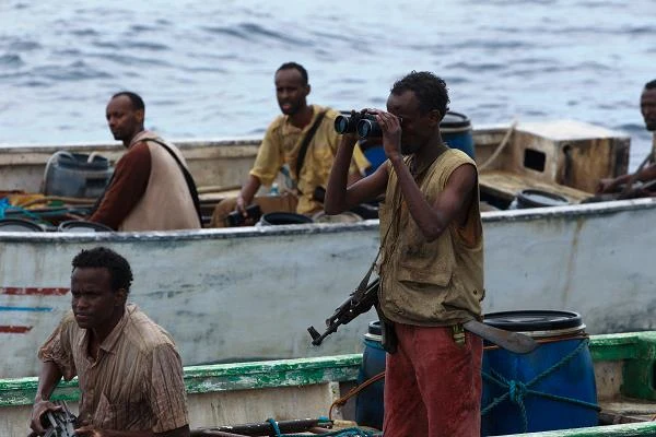 Barkhad Abdi w scenie z filmu "Kapitan Phillips"