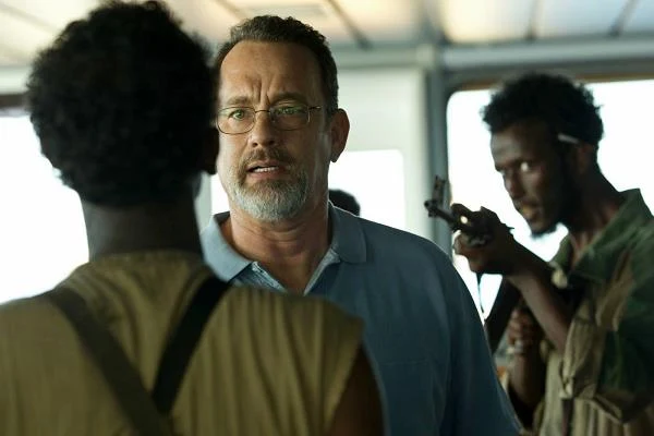 Tom Hanks i Mahat M. Ali w scenie z filmu "Kapitan Phillips"