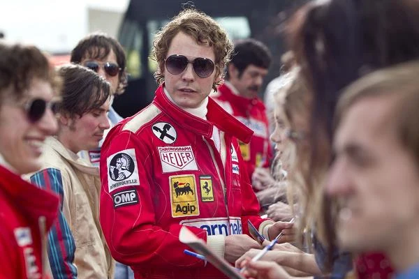 Daniel Brühl w scenie z filmu "Wyścig"