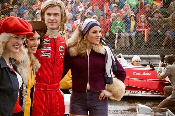 Chris Hemsworth w scenie z filmu "Wyścig"
