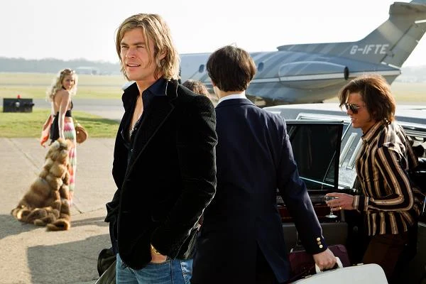 Olivia Wilde i Chris Hemsworth w scenie z filmu "Wyścig"