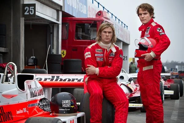 Chris Hemsworth i Daniel Brühl w scenie z filmu "Wyścig"