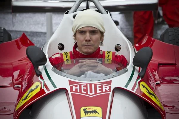 Daniel Brühl w scenie z filmu "Wyścig"