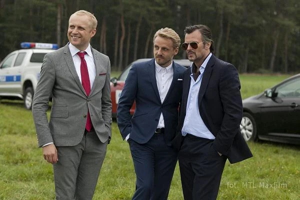 Franczesko (Adamczyk), Fikoł (Opania) i Szyja (Domagała) pracują na Śląsku w lokalnej fabryce samochodów. Niestety, dyrekcja decyduje się na grupowe zwolnienia i trzej przyjaciele trafiają na bezrobocie. Kiedy firma przelewa na ich konta odprawę, umawiają się na krótki wypad do Warszawy - ostatnie "szaleństwo", nim będą musieli zacisnąć pasa...