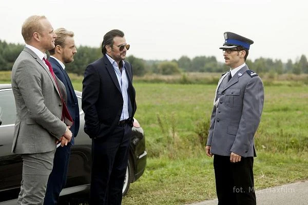 Jednak prawdziwa przygoda ma się dopiero zacząć - podczas przymusowego postoju w urokliwych okolicach Zarzecza - gdy trójka kumpli zostaje omyłkowo wzięta za kogoś, kim nie są.