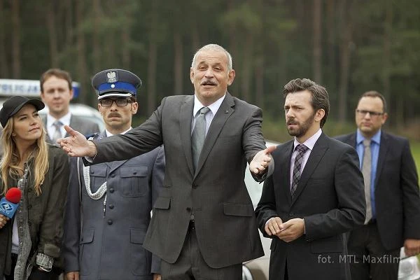 - Scenariusz jest napisany dosyć precyzyjnie, ale daję aktorom swobodę - opowiada Piotr Wereśniak. - Mogę sobie na to pozwolić, bo to dobrzy aktorzy, którzy potrafią improwizować. A przy okazji, dzięki nowym kamerom, nie muszę martwić się rosnącymi kosztami, jak to było w przypadku kamer rejestrujących obraz na taśmie filmowej. Robię więcej wersji scen - śmieszniejsze i mniej śmieszne, delikatne i ostre. Nie mamy żadnych ograniczeń.