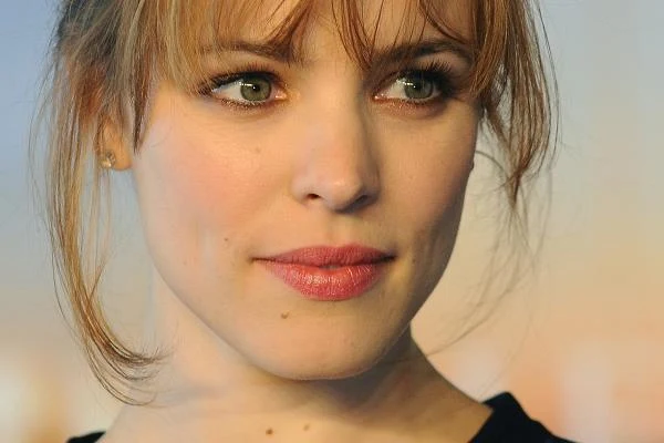 Od dwunastego roku życia Rachel występowała w przedstawieniach teatru dziecięcego z Londonu. Wybierając dalszą drogę edukacji, McAdams początkowo planowała jednak rozpoczęcie studiów kulturoznawczych. Dopiero nauczycielka prowadząca koło teatralne przekonała ją, aby zdecydowała się na szkołę teatralną. Nastolatka zapisała się na wydział teatralny York University w Toronto, który ukończyła ze stopniem licencjata w 2001 roku.