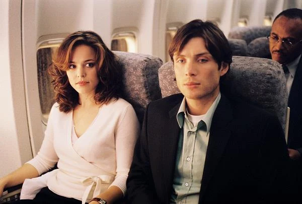 Następnie wystąpiła u boku Cilliana Murphy'ego w thrillerze "Red Eye" w reżyserii Wesa Cravena, opowiadającym o młodej kobiecie zmuszonej na pokładzie samolotu do wykonywania poleceń terrorysty. Film okazał się sukcesem kasowym, a znany krytyk filmowy Roger Ebert stwierdził: "McAdams wnosi do roli więcej osobowości i wiarygodności, niż jest to tak naprawdę oczekiwane. Ten występ daje jej przepustkę do bardziej wymagających ról".