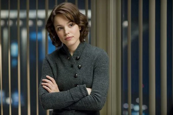 Po bardzo pracowitym okresie artystka postanowiła zrobić sobie przerwę od aktorstwa, skupić się na sobie i swojej rodzinie. "W tym czasie to było najlepsze, co mogłam zrobić" - wyznała później. Odrzuciła wówczas główne role kobiece w takich filmach, jak: "Casino Royale", "Mission: Impossible III", "Diabeł ubiera się u Prady" i "Dorwać Smarta". Przynajmniej jednej z nich musiała żałować... Po dwóch nieudanych produkcjach ("Życie małżeńskie", "Szczęśliwy powrót") powróciła na usta wszystkich za sprawą thrillera politycznego "Stan gry" (2009), w którym wykreowała postać młodej i ambitnej dziennikarki zajmującej się śledztwem związanym z najwyższymi kręgami władzy.