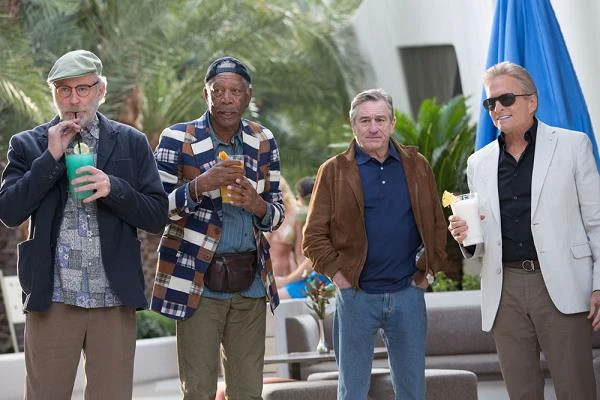 Kevin Kline, Morgan Freeman, Robert De Niro i Michael Douglas w scenie z filmu "Last Vegas"