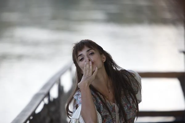 Penélope Cruz w scenie z filmu "Powtórnie narodzony"