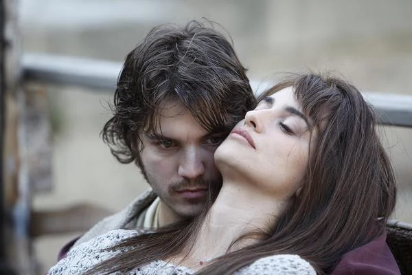 Emile Hirsch i Penélope Cruz w scenie z filmu "Powtórnie narodzony"