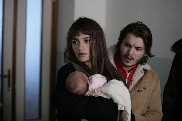 Penélope Cruz i Emile Hirsch w scenie z filmu "Powtórnie narodzony"