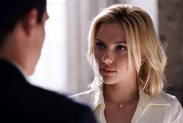 W 2005 roku młodą, wówczas 21-letnią aktorką, zainteresował się Woody Allen. Ich spotkanie zaowocowało trzema filmami - pierwszym z nich był dramat "Wszystko gra". "Scarlett jest fantastyczna. Czuję się, jakbym wygrał los na loterii. Ona potrafi wszystko. Miała w życiu sporo szczęścia - jest piękna, seksowna, bardzo inteligentna, zabawna, miła, szybko myśli i dobrze się z nią pracuje. Ma też ogromne umiejętności - potrafi być dramatyczna i zabawna, kiedy się chce, żeby taka była" - chwalił aktorkę Allen.