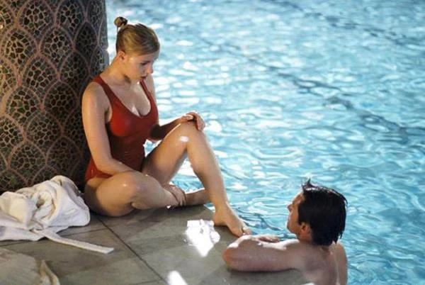 W filmie "Scoop - Gorący temat" (2006)  Scarlett Johansson wystąpiła po raz pierwszy u boku Woody'ego Allena. Nowojorski twórca wyznał, że nie mógł się doczekać, żeby ponownie spotkać się z nią na planie. Allen stwierdził, że mimo swego młodego wieku aktorka przewyższa go umiejętnościami. "Zostawiała mnie w tyle. Ona jest jedną z tych osób, które zawsze - czy to na scenie, czy poza - przewyższają mnie. Nie ważne, jak wspaniały miałbym tekst, kiedy gramy razem, czy się drażnimy, ona zawsze mnie załatwia. To wzbudza we mnie dla niej ogromny szacunek. Zawsze uznawałem się za niegłupiego i szybko myślącego, więc kiedy ktoś mnie nieustannie przebija, jestem tym zaskoczony. Ale to prawda - każdy na planie powie to samo" - komplementował aktorkę nowojorski twórca.