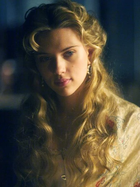 W tym samym roku mogliśmy obejrzeć ją w filmie Christophera Nolana "Prestiż", u boku Christiana Bale'a i Hugh Jackmana. "Noszenie strojów wiktoriańskich wymaga dość szczególnej sylwetki, a Scarlett ma doskonałą figurę" - wspominali twórcy filmu.