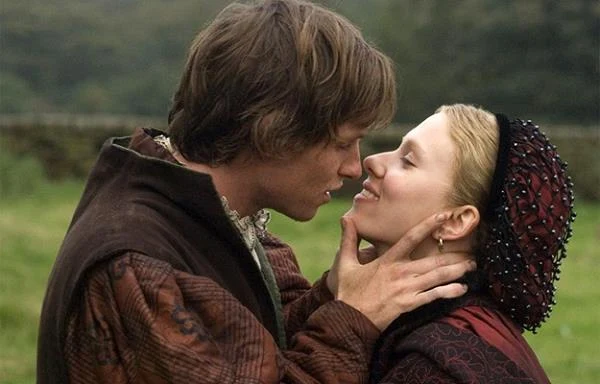 W 2008 roku na ekranach kin pojawił się film "Kochanice króla", którego akcja rozgrywa się na dworze króla Henryka VIII, w XVI-wiecznej Anglii.  Scarlett Johansson wystąpiła tu u boku Natalie Portman. Aktorki zagrały siostry, które mają zabiegać o względy króla tak, by wybrał jedną z nich na swą kochankę.