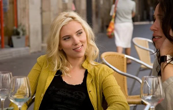 "Vicky Cristina Barcelona" (2008) to było trzecie spotkanie Scarlett Johansson i Woody'ego Allena - jakże udane! Aktorka wystąpiła w tej produkcji u boku takich gwiazd, jak Penelope Cruz, Rebecca Hall i Javier Bardem.
