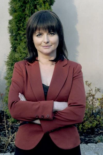 - Jeśli ktoś dzwoni do mnie z propozycją i to jest fajna oferta, chętnie ją wezmę pod rozwagę i najczęściej gram, no ale... telefon się nie urywa - mówiła w rozmowie z INTERIA.PL. W 2012 roku mogliśmy oglądać ją w serialu TVP "Wszystko przed nami".